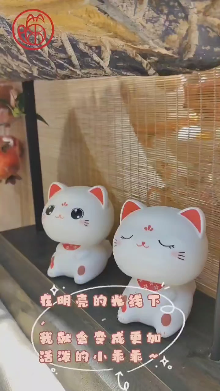 Kawaii Wobble Head Fortune Cat - Akys atvertos, 9 cm